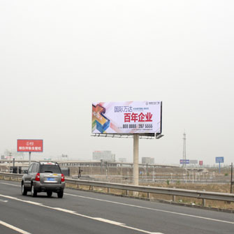 丹锡高速公路盘锦方向K222处单立柱三面广告牌